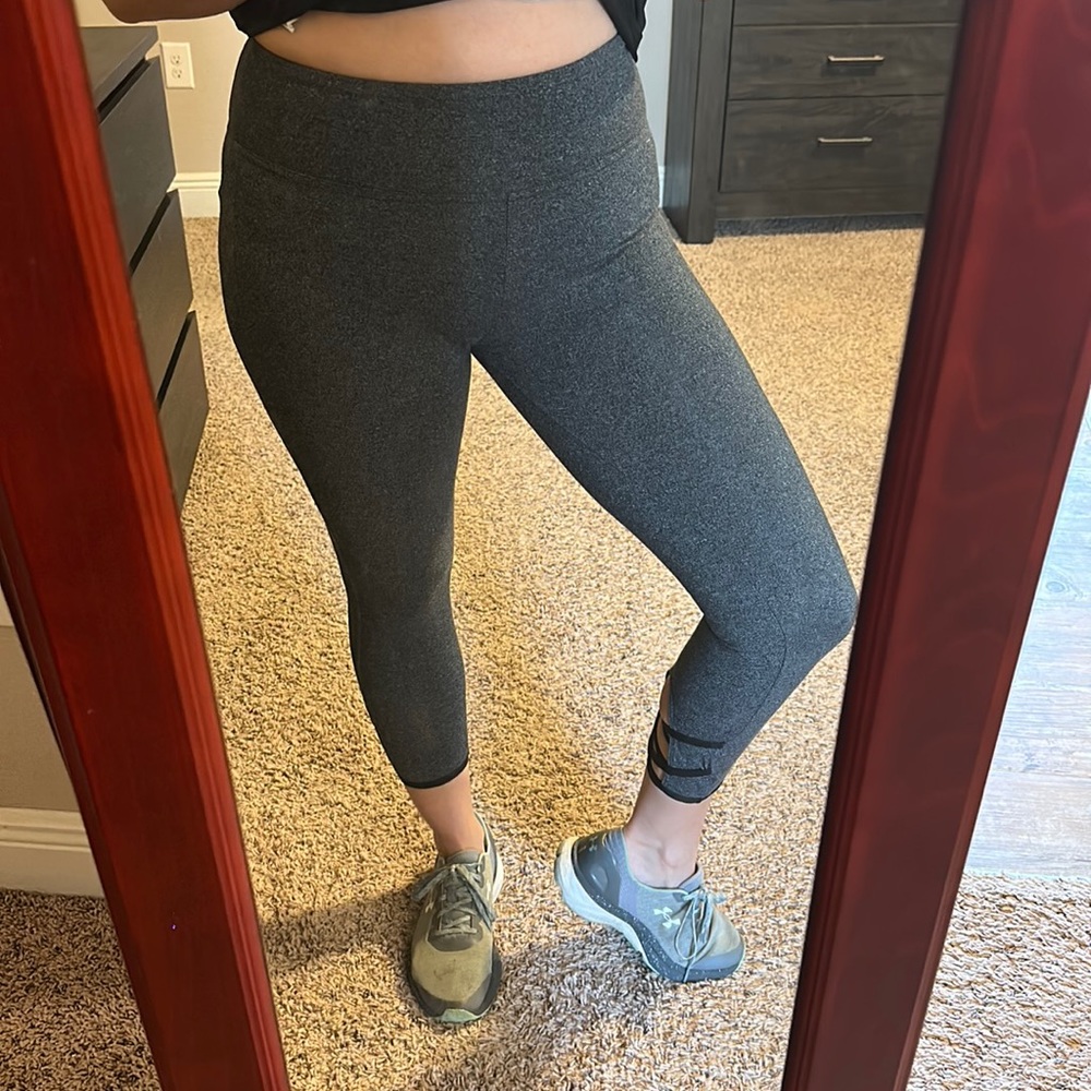 Victoria Sport Crisscrossed Capri Leggings